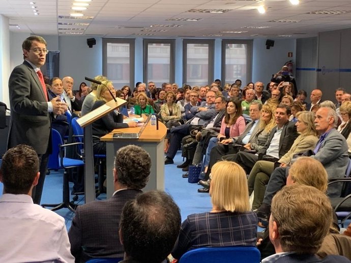 Mañueco reducirá la lista de espera quirúrgica, situará la tasa de interinidad e