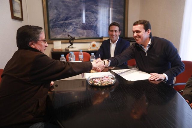 Javier A. García y el diputado provincial Óscar Liria, con el alcalde de Lúcar.
