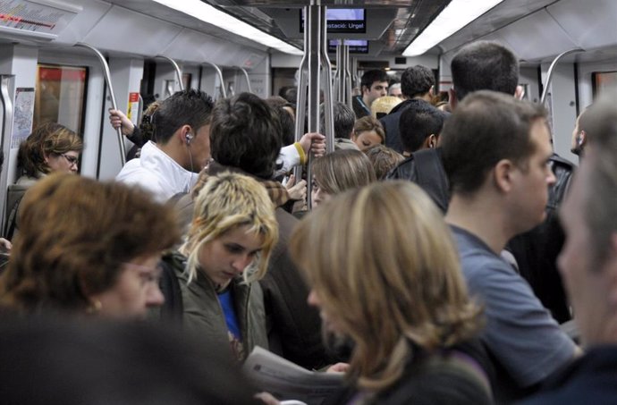 El Metro de Barcelona impulsa una prova pilot per indicar els vagons que van més