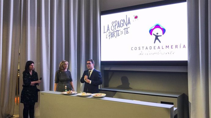 El diputado Fernando Giménez presenta 'Costa de Almería' en Milán.