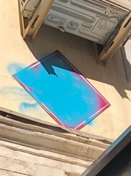 La placa del poeta Marcos Ana en Madrid aparece con pintadas azules una semana d