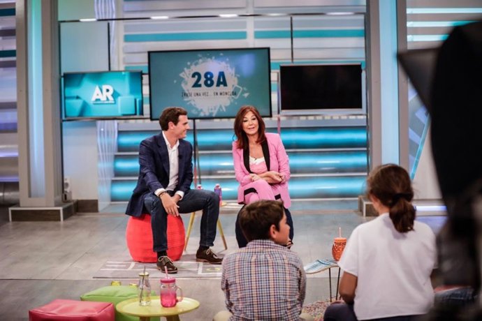 Rivera explica ante unos niños que Franco "odiaba la libertad" y que en la Guerr