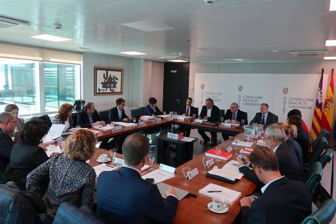 Responsables de educación de trece comunidades