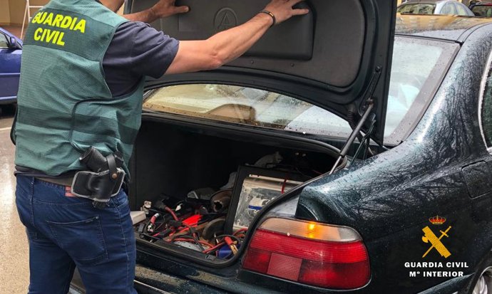 Detenidos tres jóvenes que empezaron sustrayendo baterías y acabaron robando bar