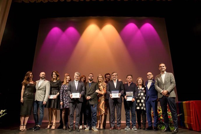 Foto de familia de todos los premiados en la gala de 'Colega Almería'.