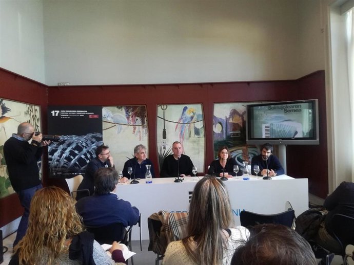 Atxaga dice que en la película 'El hijo del acordeonista' se acentúa la "interio