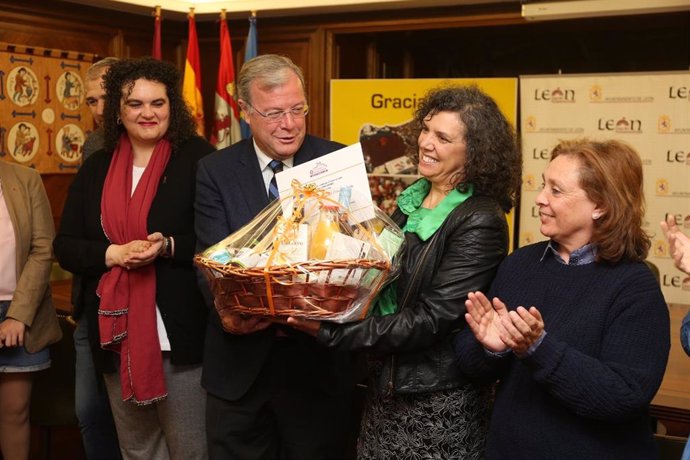 El Ayuntamiento de León entrega a la periodista Ana Gaitero el V Premio a la lab