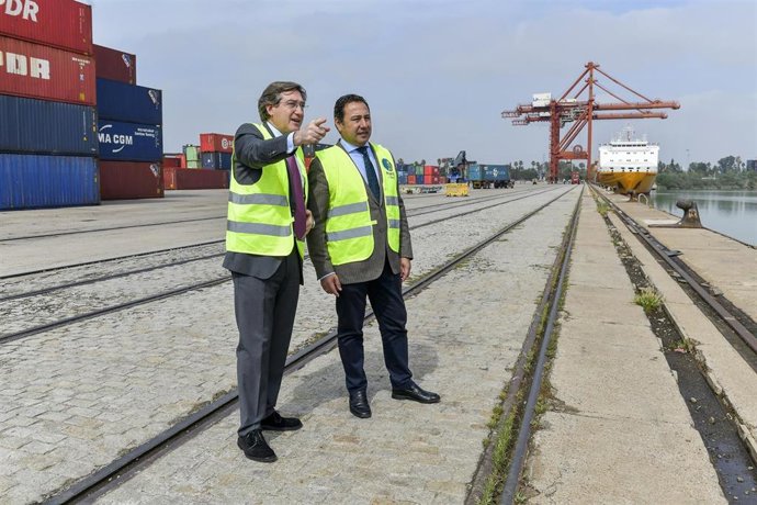 [Sevilla] Nota Y Fotos Deleg. Gobierno Junta Sevilla: Puerto Y Junta Estudiarán 