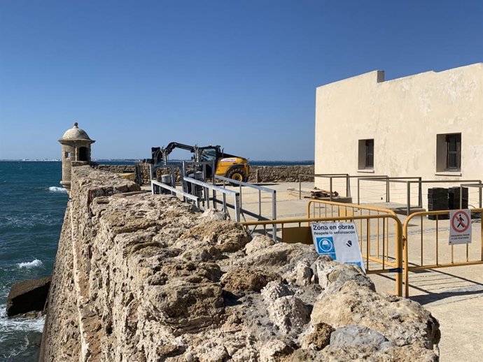 Cádiz.- Costas inicia la reparación de las murallas pertenecientes al Baluarte d