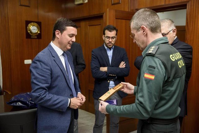 Javier A. Garcia junto al coronel jefe de la Guardia Civil, Arturo Prieto.