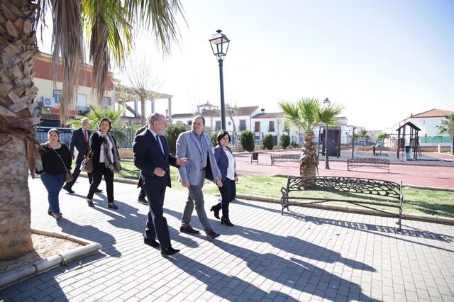 Sevilla.- Supera.- Villalobos y el alcalde de Albaida comprueban los remozados c