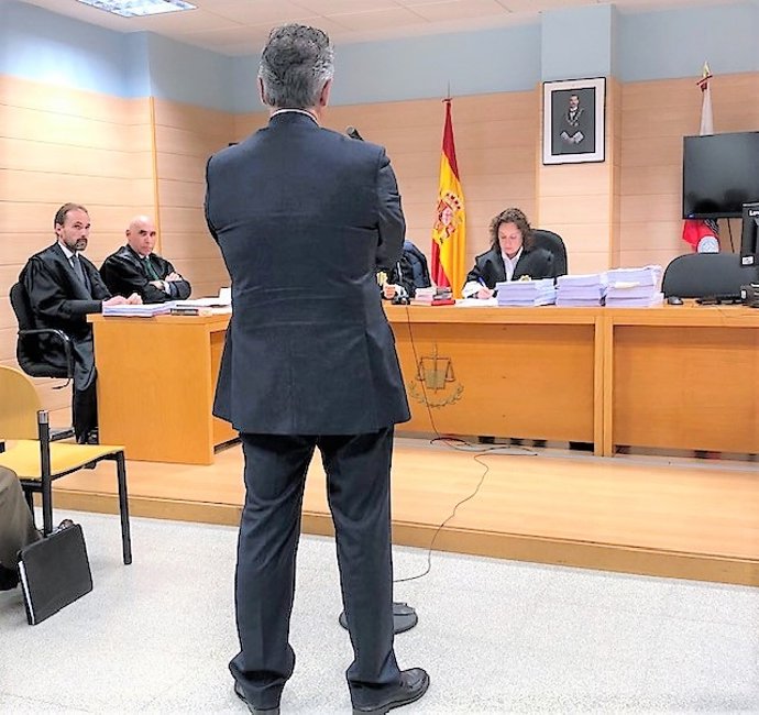 Lavín afirma que su sueldo en el Racing no era "descabellado" y que tomó todas l