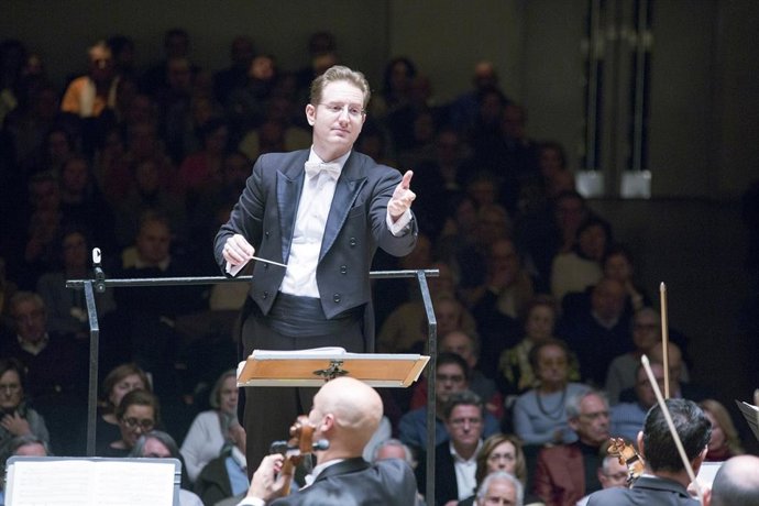 TEBAR DIRIGE EL SUEÑO DE UNA NOCHE DE VERANO DE MENDELSSOHN CON LA OV, EL CORO