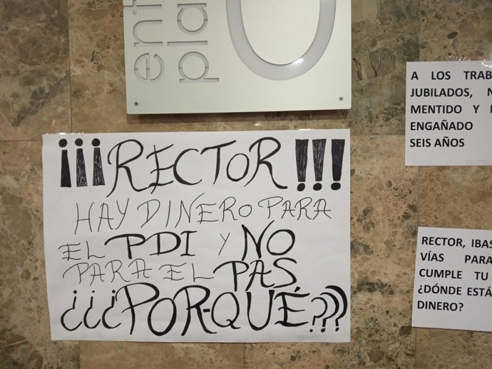 Personal PAS de la UAM protesta en la sede del Rectorado para exigir el abono de