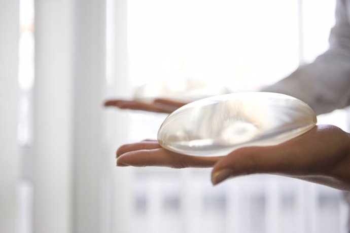 Francia prohíbe la comercialización de implantes mamarios macrotexturizados y de