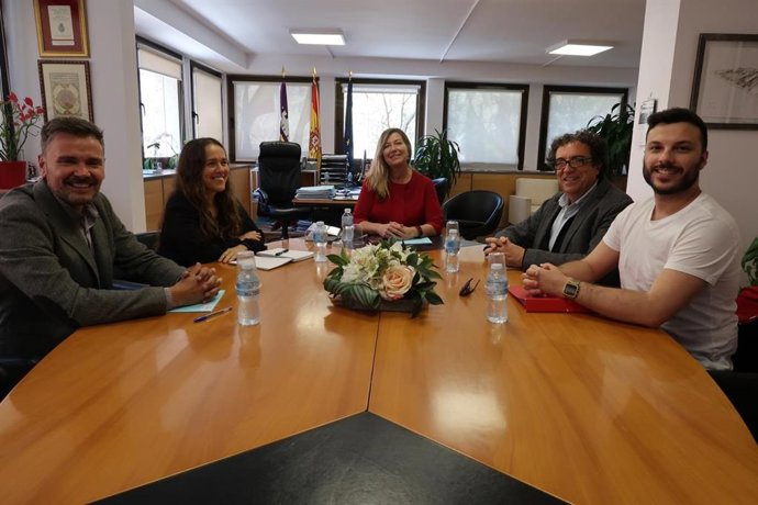 La consellera de Salut es reuneix amb els representats d'ALES per informar sobr