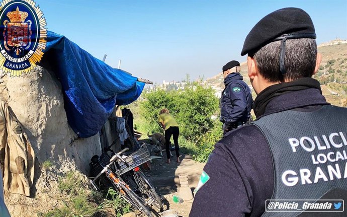 Granada.- Sucesos.- Desalojan las cuevas y las acampadas de la vereda de la Fuen