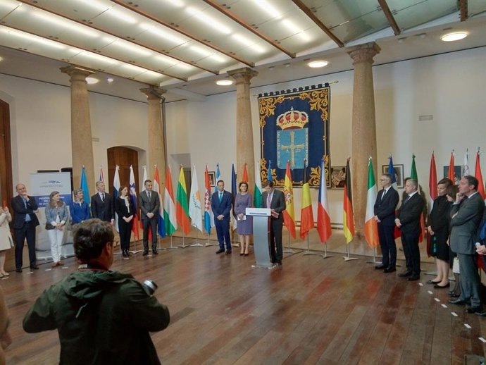 El presidente de Asturias reclama políticas activas para mitigar la desventaja c