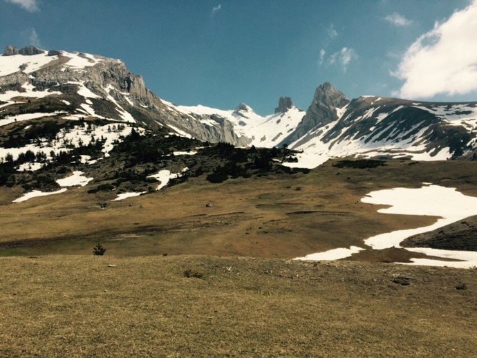 Los Pirineos, montañas, paisaje, nieve