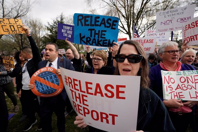 EEUU.- Cientos de personas se reúnen a las afueras de la Casa Blanca para exigir