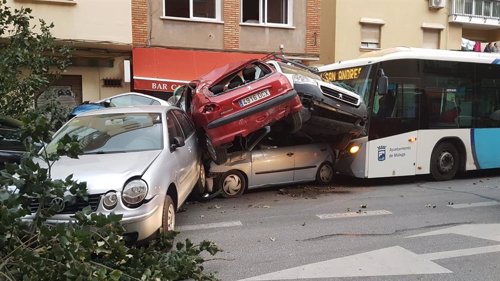 Málaga.- Sucesos.- Un autobús de la EMT choca contra varios coches tras sufrir s
