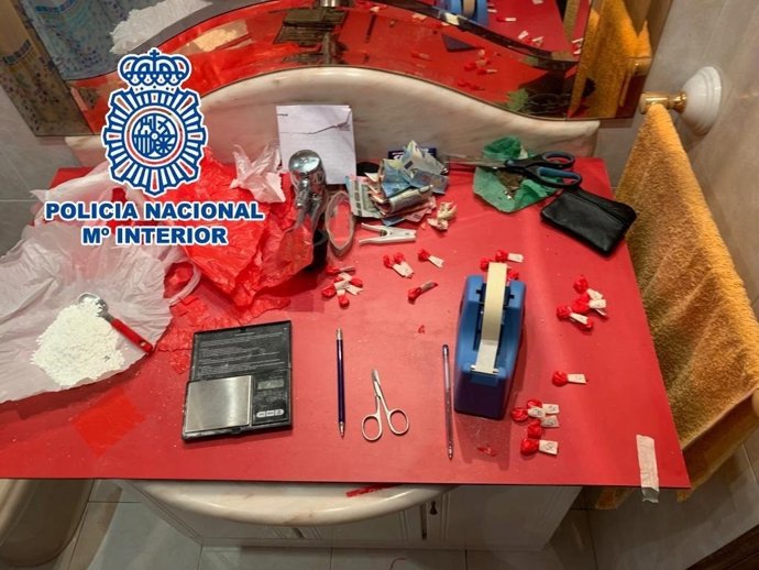 LA POLICÍA NACIONAL DETIENE A DOS PERSONAS Y DESARTICULA DOS "NARCOPISOS" EN UN 