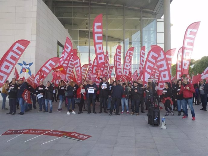 Trabajadores muestran su "indignación" por el ERE ante la Junta de CaixaBank: "E