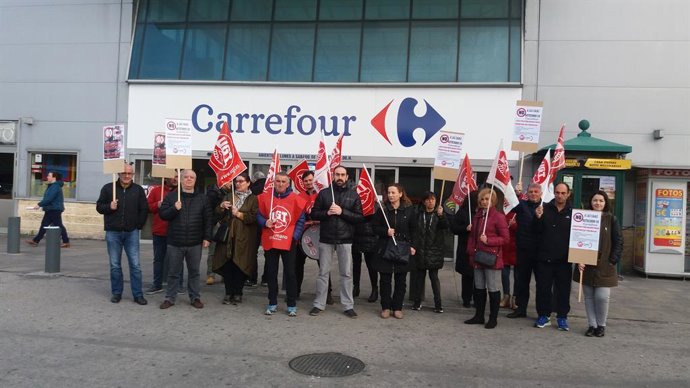 UGT avisa de que las cajas autocobro son "una medida más" de Carrefour para "red