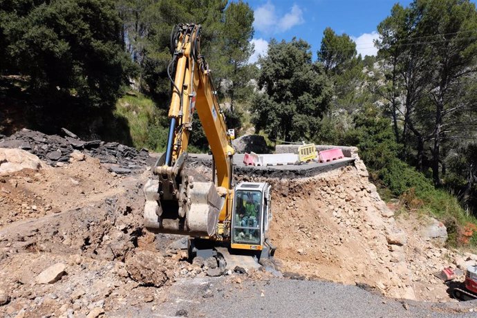 Empieza la reconstrucción del muro de 'pedra en sec' derrumbado en la carretera 