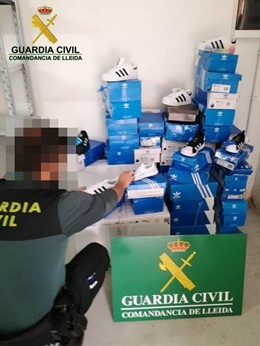 La Guardia Civil interviene en Trrega (Lleida) zapatillas deportivas Adidas fal
