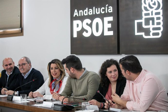 Susana Díaz mantiene un encuentro con la Ejecutiva de Juventudes Socialistas