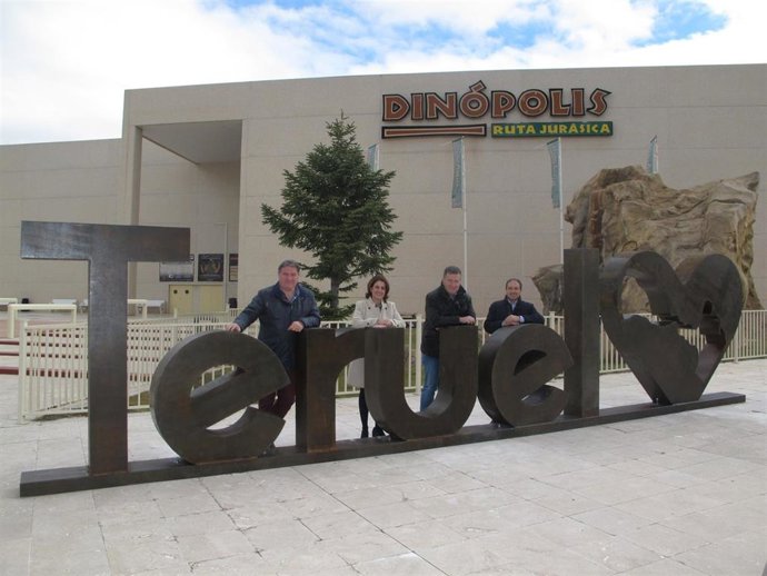 Teruel instala letras corpóreas con el nombre de la ciudad en la entrada de Dinó