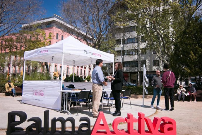 Técnicos de PalmaActiva instalan una carpa informativa en el barrio de Archiduqu