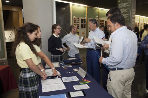 Un bastón para invidentes con GPS y una silla escolar anticaídas, proyectos gana