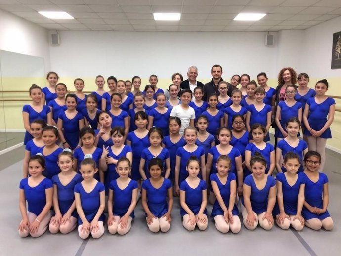 La Escuela de Danza Francisca Toms recauda 2.100 euros para ayudar a niños con 