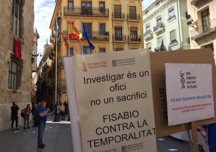 Investigadores sanitarios llevan ante el Palau de la Generalitat su protesta con