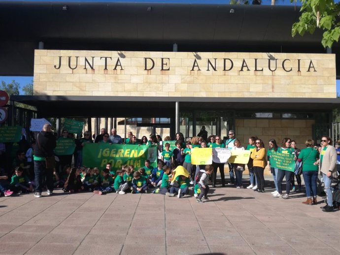 Sevilla.-La plataforma del colegio de Gerena celebra este jueves una protesta an