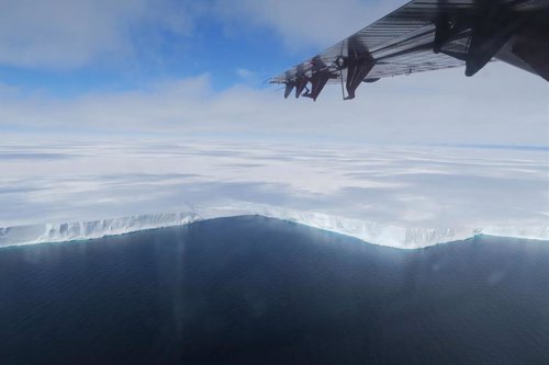 Un gran iceberg está formándose en la Antártida con una base dentro