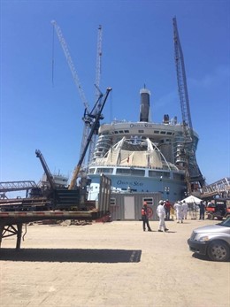 Cádiz.-El crucero 'Oasis of the Seas' se dirige a Navantia Cádiz para ser repara