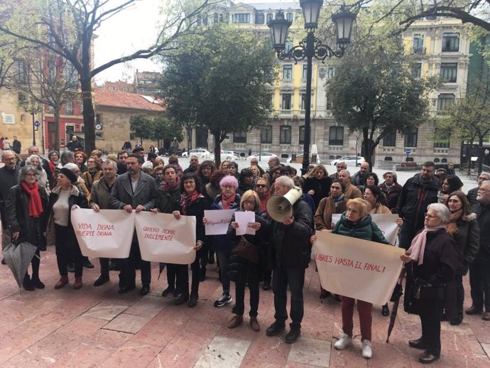 Decenas de personas se concentran en Oviedo para solicitar una ley de eutanasia