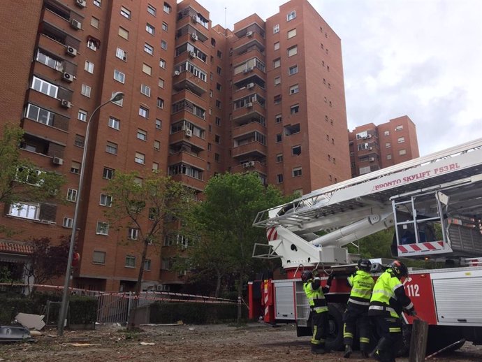 Vecinos afectados por la explosión en un edificio de Vallecas empiezan a recoger