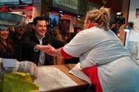 Moreno destaca que el cambio en Andalucía "funciona" y "empieza a descongestionar" los problemas de los andaluces