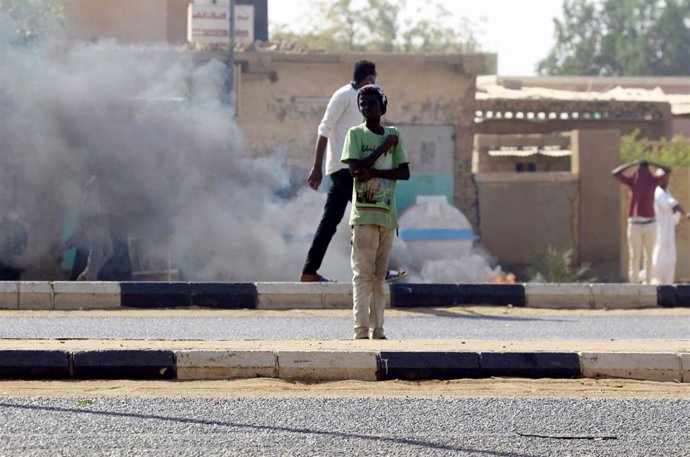 Sudán.- Miles de sudaneses marchan hacia la residencia presidencial y el Ministe