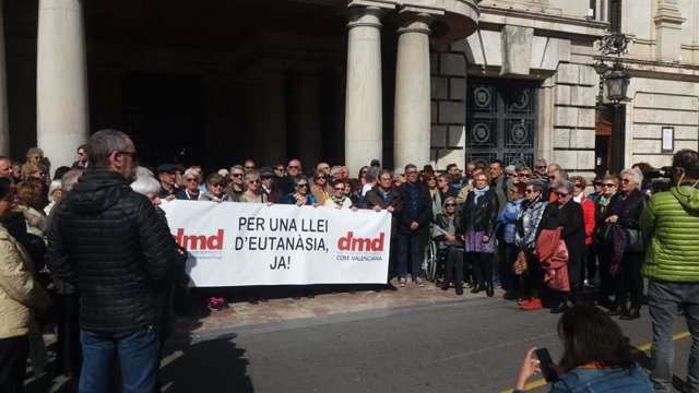 Una concentración en València reclama legalizar la eutanasia: "Ayudar a morir po
