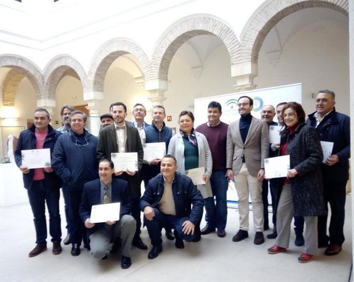 Córdoba.- Junta reconoce el esfuerzo de artesanos que participan en la muestra d