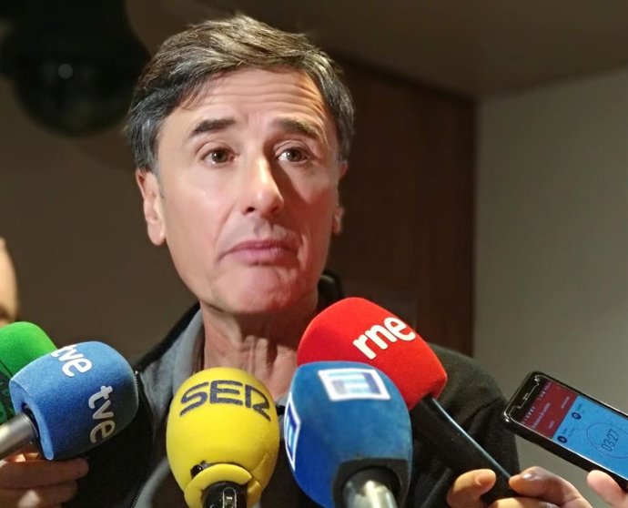 El portavoz de Podemos Asturies, Enrique López, atiende a los medios