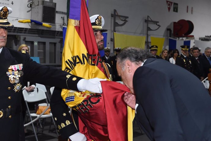 Cádiz.- Unas 300 personas juran la bandera a bordo del LHD 'Juan Carlos I' en Al
