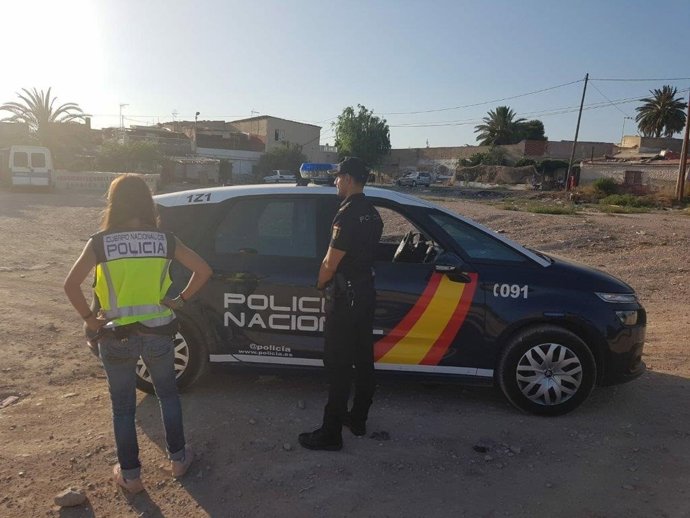 Policía Nacional en un descampado