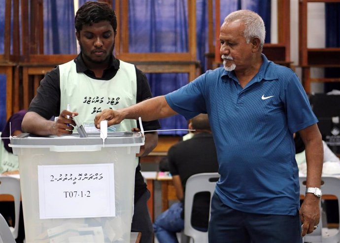 Un hombre vota en las elecciones presidenciales en Maldivas