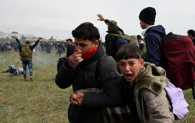 Enfrentamientos entre policías e inmigrantes en la frontera de Grecia con Macedo